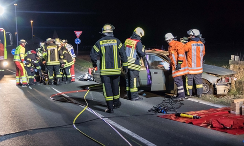 Mit Heizstrahlern versuchte die Feuerwehr gegen die Kälte anzukämpfen und den Wärmeerhalt des Verletzten zu gewährleisten.Fotos: Rudolf Karliczek