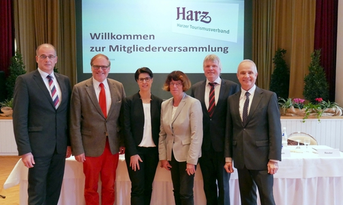 Matthias Jendricke (Landrat Landkreis Nordhausen), Bernhard Reuter (Landrat Landkreis Göttingen), Carola Schmidt (Geschäftsführerin Harzer Tourismusverband), Dr. Angelika Klein (Landrätin Landkreis Mansfeld-Südharz), Martin Skiebe (Landrat Landkreis Harz), Thomas Brych (Landrat Landkreis Goslar) (v. li.) Foto: HTV