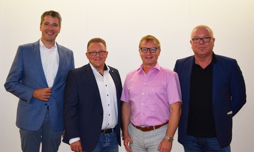 Oberbürgermeister Dr. Oliver Junk (links) und Oliver Kasties (rechts), Fachbereichsleiter Zentrale Dienste, gratulieren Sascha Feier (2. v. links) und Dirk Sielaff zu neuen Aufgaben. Dirk Sielaff wird im Oktober Fachdienstleiter und hat deshalb den Vorsitz des Gesamtpersonalrats an Sascha Feier abgegeben. Foto: Stadt Goslar