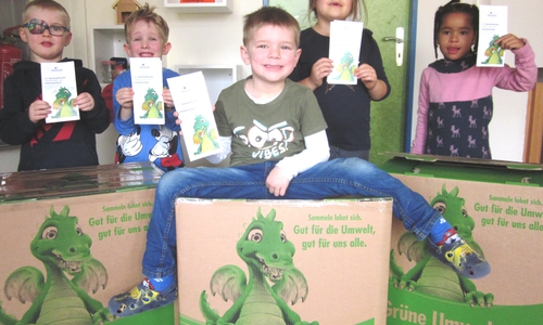 Die Kinder präsentieren stolz die Umweltboxen. Foto: Samtgemeinde Elm-Asse