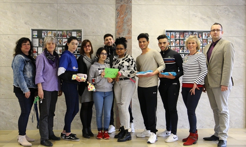 Schülerinnen und Schüler der beteiligten Klassen zusammen mit Lehrern und Verantwortlichen. Foto: CGLS