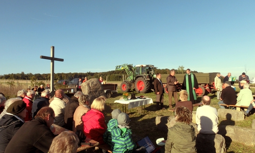 Interessiert verfolgten die Gäste der Andacht und den Ansprachen. Im Hintergrund die Gedenksteine und das ein Jahr später zu Ehren der Vertriebenen aufgestellte Eichenkreuz. Foto: Horst Michler