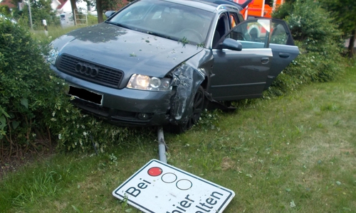 Nach der Kollision mit einem Fiat landete der Audi in einem Vorgarten. Foto: Polizei Minden-Lübbecke