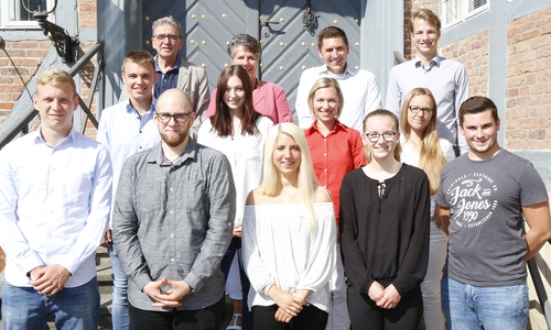 Die „Neuen“ im Rathaus (erste Reihe v. l.): Sebastian Ladentin, Phillipp Kamp, Anjuli Zander, Judith Wilke und Clemens Rost. Im Hintergrund die Auszubildenden des jetzt zweiten und dritten Lehrjahres sowie Bürgermeister Thomas Pink, Personalleiterin Annette Junicke-Frommert und Ausbildungsleiter Sebastian Sontopski. Foto: Stadt Wolfenbüttel