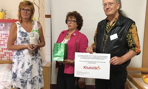 Bürgermeisterin Renate Lucksch (Mitte) übergibt zusammen mit Axel Dietsch die Spende an Alena Peckova, Vorsitzende des Vereins Klubicko. Foto: Stadt Goslar