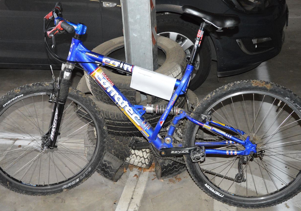 Dies ist das aufgefundene blaue Mountainbike. Fotos: Polizei Salzgitter