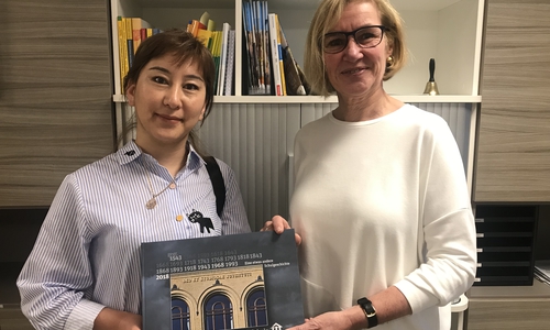 Schulleiterin Dr. Ute Krause überreicht Deutschlehrerin Nuria Kulchumanova aus Kirgisistan an ihrem ersten Schultag an der Großen Schule Gastgeschenke.

Foto: Große Schule