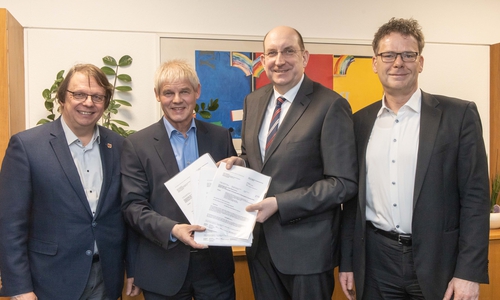 Sozialdezernent Dr. Dirk Härdrich, Frank Klingebiel, Matthias Wunderling-Weilbier und Dr. Oliver Fuchs vom Amt für regionale Landesentwicklung Braunschweig (v. li.). Fotos: Rudolf Karliczek