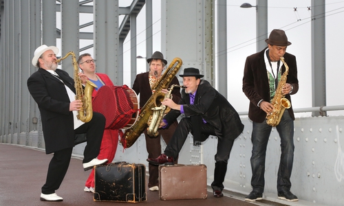 Wild abtanzen und Party machen. Foto: Carlama Orkestar: ©Magnetic Music
