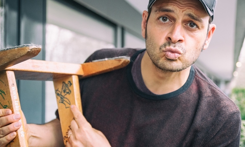 Auch Kaya Yanar hat sich auf dem Stuhl verewigt. Foto: Tobias Wagner
