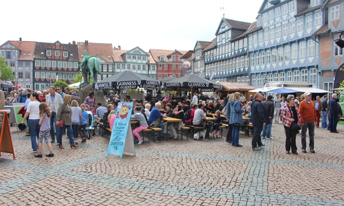 Wie hier auf dem Stadtmarkt waren viele Besucher zum diesjährigen Maifest gekommen. Fotos: Alexander Dontscheff