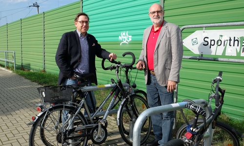 Bürgermeister Thomas Goltermann und Verbandsvorsitzender Detlef Tanke überzeugten sich am Bahnhof, dass die Bügel schon rege genutzt werden.
Foto: Regionalverband Braunschweig
