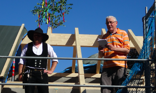 Vorsitzender des Pilgervereins Josef Pongratz und Zimmermeister Malte Sucker beim Richtfest. Foto:  Josef Pongratz