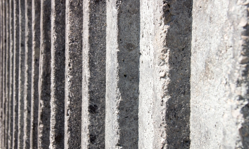 Mit der Betonästhetik des Lärmschutzwalles scheinen sich nicht alle Anwohner anfreunden zu können: