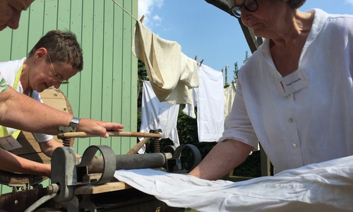 Marion Henssen und Inge Loocke zeigen, wie um 1898 die Wäsche gewaschen wurde. Fotos: Anke Donner 