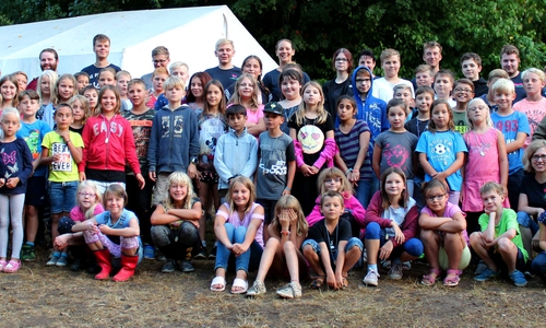 Gruppenfoto im Zeltlager. Foto: Bernd-Uwe Meyer