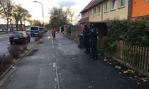 Seit 6 Uhr wurden Wohnungen und Auto eines Verdächtigen in Telgte und Peine nach illegalen Waffen durchsucht. Foto: aktuell24