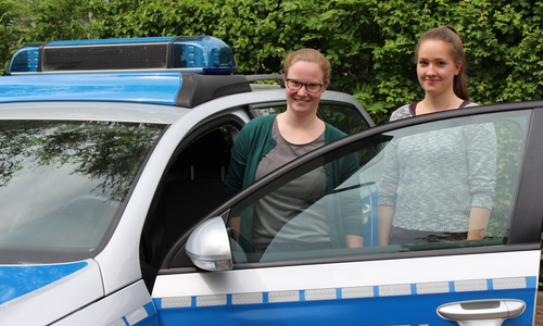 Alina Konrad (links) und Lina Heidrich befinden sich im Praktikumsstadium. Foto: Robert Braumann