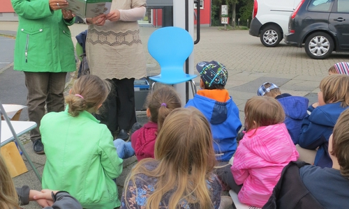 Kinderbuchlesung zum Weltkindertag 2015 mit Dörte Weddige-Degenhard und Frau Gümüs. Foto: Privat