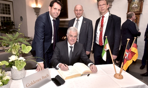 Minister Olaf Lies, Senator Frank Horch, Staatssekretär Rainer Bomba, Oberbürgermeister Klaus Mohrs. Foto: Lars Landmann