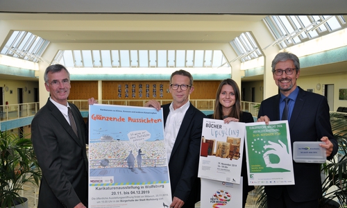 Manfred Hüller (Leitung Referat Repräsentation, Internationale Beziehungen), Oberbürgermeister Klaus Mohrs, Nora Mühling (Referat Repräsentation, Internationale Beziehungen) und Dr. Herbert Engel (Vorstand Wolfsburger Abfallwirtschaft und Straßenreinigung) präsentieren das Wolfsburger Programm zur Europäischen Woche der Abfallvermeidung. Foto: Stadt Wolfsburg