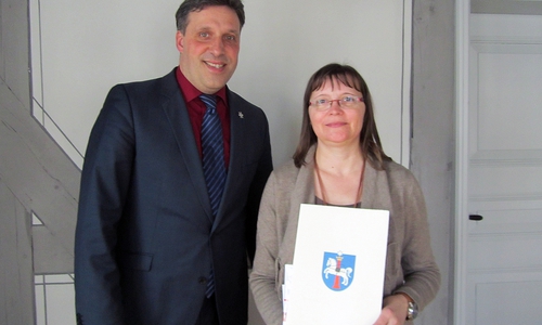 Stadtrat Thorsten Drahn (links) übergibt die Ehrenurkunde an Marion Kolodziej. Foto: Stadt Wolfenbüttel