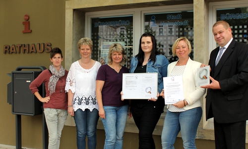 Dörthe Schulze, Ute Loock, Kerstin Körner, Meggie Sophie Lentze, Ina Goschnick und Bürgermeister Wittich Schobert. Foto: Stadt Helmstedt