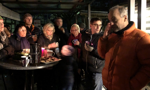 Einige Anwesende der vielen Anderen beim Lebendigen Adventskalender. Foto: Peter G. Matzuga