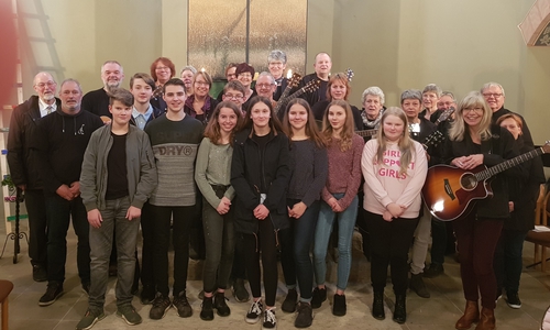 Die Konfirmanden zusammen mit der Gruppe "Fiss-Moll". Foto: Kirchengemeinde Adenstedt. 