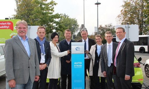 Die Partner freuen sich über den gelungenen Projektauftakt: Ralf Mühlisch, Hans-Dieter Brand, Immacolata Glosemeyer, Michael Roth, Jürgen Hüller, Irina Helm, Dr. Frank Kästner und Oberbürgermeister Klaus Mohrs. Fotos: Neuland