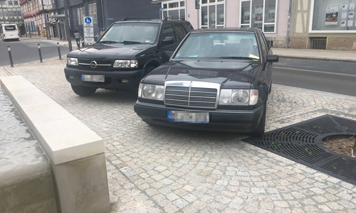 Schon mit einem Knöllchen bestraft: Die Falschparker an der Reichsstraße. Fotos: Stefan Brix