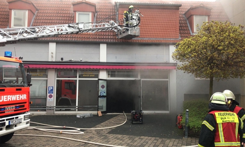 Ein über der Tiefgarage liegendes Ladengeschäft ist stark vom Rauch betroffen. Fotos und Video: aktuell24/BM