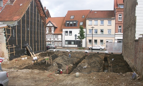 Arbeitsfoto bei der Untersuchung der Profilgräben und des fundreichen Grabenaushubs. Fotos: Thomas Budde