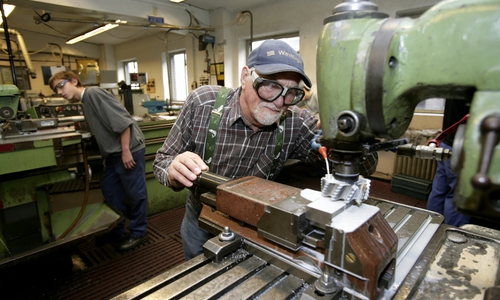 Die Anzahl älterer Arbeitnehmer steigt. Das macht ein stärkeres Engagement in der betrieblichen Gesundheitsförderung notwendig. Foto: pa Picture-Alliance