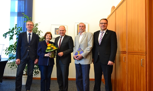 Landrat Gerhard Radeck (Mitte) bedankte sich bei Anna-Katharina Maushake (2.v.l.) und Heinrich Lohrengel (2.v.r.) noch einmal persönlich für ihr Engagement. Foto: Landkreis Helmstedt
