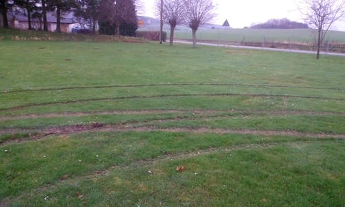 Am Neujahrstag wurden auf dem Sportplatz am Wasserweg Fahrzeugspuren vorgefunden. Foto: Privat