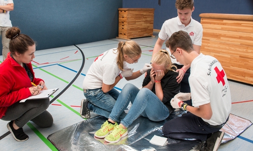 Der Schulsanitätsdienst verarztet ein verletztes Mädchen. Fotos: Werner Heise