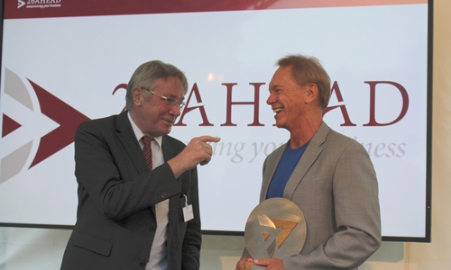Horst Zuse, Sohn von Konrad Zuse, übergibt Bo Edward den Innovation Award 2017. Foto: Sandra Zecchino