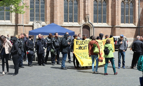 Der Infostand von Bragida wurde von Gegendemonstranten blockiert. Foto: Robert Braumann