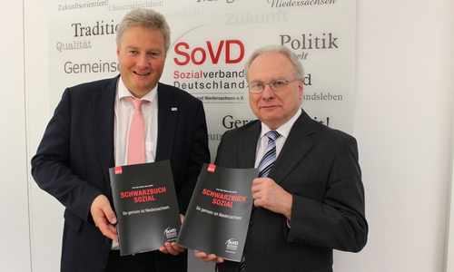 Dirk Swinke (links) und Bernhard Sackarendt vom SoVD Landesverband präsentieren das SoVD-Schwarzbuch. Foto: SoVD