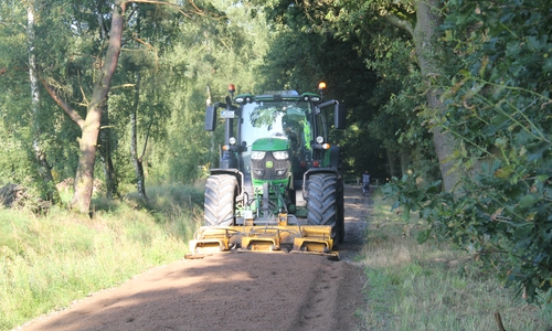 Schlepper mit Rüttelplatten im Wegebaueinsatz im Waldgebiet Barnbruch. Foto: D.Glanz/NLF
