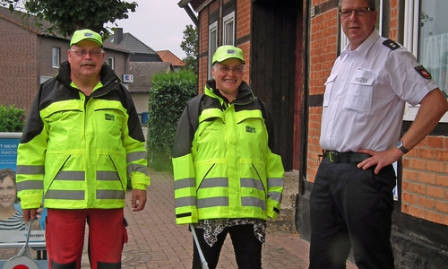 Thomas und Jessica Conradi mit dem Verkehrssicherheitsberater der Polizei, Ulf Barnstorf, im Rahmen der Ausstattung der Erwachsenenlotsen. Foto: Achim Klaffehn, Verkehrswacht Helmstedt