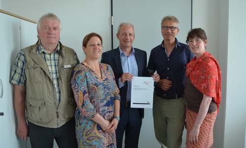 Bernd Küster (Koordinator Therapeutischer Zuverdienst im Jobcenter), Anke Scholz (Psychiatriekoordinatorin), Ingo Schrader (Geschäftsführer Jobcenter), Dr. Volker Heimeshoff (Leiter Sozialpsychiatrischer Dienst) und Silvia Riegler (Koordinatorin Therapeutischer Zuverdienst im Sozialpsychiatrischer Dienst). Foto: Stadt Wolfsburg