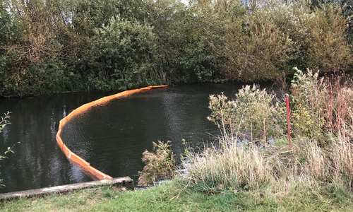 Die Feuerwehr setzten eine Ölsperre auf dem Fluss. Foto: Feuerwehr