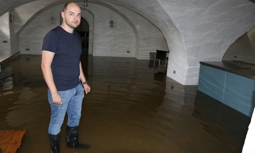 Sebastian Kirchner steht im mit Okerwasser gefluteten Gewölbe der Kommisse. Foto: Werner Heise
