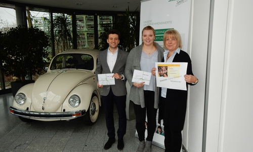 Die Firma Schnellecke Logistics schenkte ihren Auszubildenden Lose für die ready4work-Tombola. Das soziale Engagement wurde belohnt: Birgit Hinze (von rechts), Personal Schnellecke, überreichte den Auszubildenden Judith Kummerow und Dominik Bikel ihre Gewinne. Foto: Wolfsburg AG