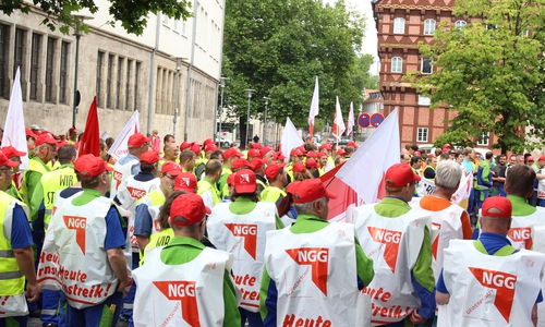 Über 180 Mitarbeiter von Nordzucker streiken für mehr Lohn. Fotos: Max Förster 
