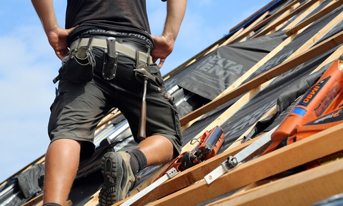 Schräge Lohn-Aussichten für heimische Dachdecker: Die Arbeitgeber sperren sich bisher gegen ein angemessenes Einkommensplus für die Handwerker, kritisiert die IG BAU. Die Gewerkschaft fordert sechs Prozent mehr Geld. Foto: IG Bau