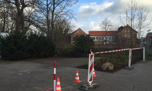 Nach Errichtung der Grünfläche wurden nun auch die Poller auf der Freifläche an der Brücke Marktstraße aufgestellt. Fotos: Max Förster