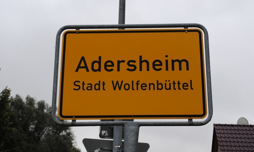 Symbolbild. Ortsschild Adersheim. Foto: Archiv